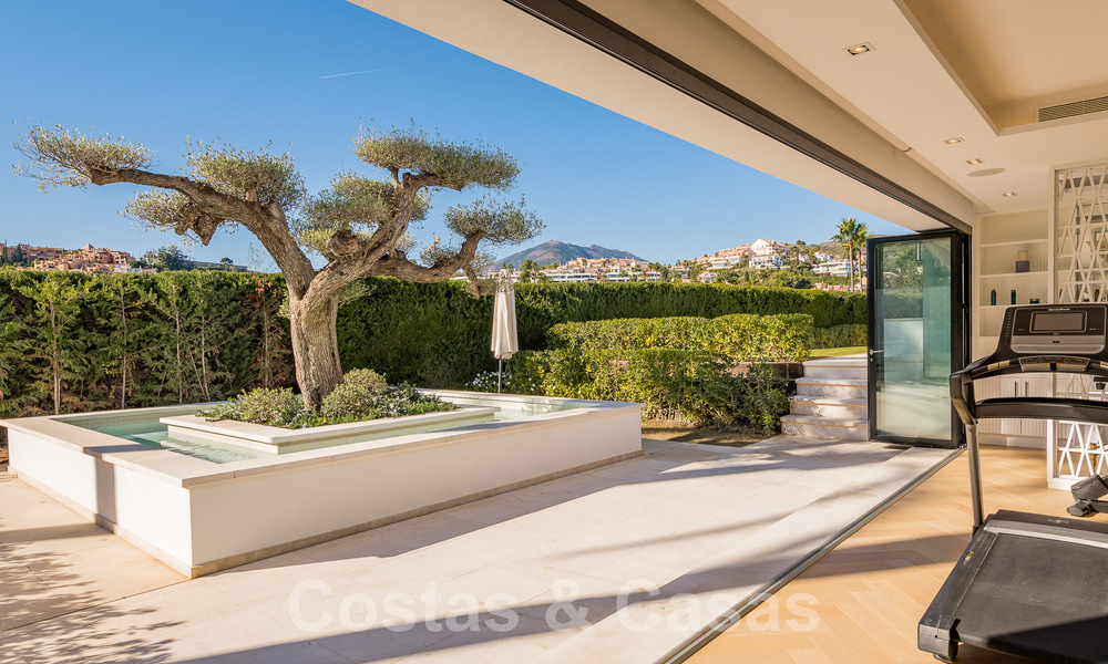Moderna villa de lujo mediterránea renovada en venta, ubicada en primera línea de golf, en el corazón de Nueva Andalucía, Marbella 57045