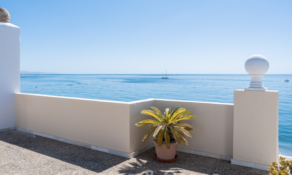 Impresionante ático en primera línea de playa en venta con vistas panorámicas al mar a pocos minutos del centro de Estepona 56885