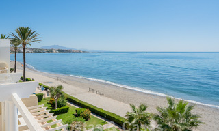 Impresionante ático en primera línea de playa en venta con vistas panorámicas al mar a pocos minutos del centro de Estepona 56887 