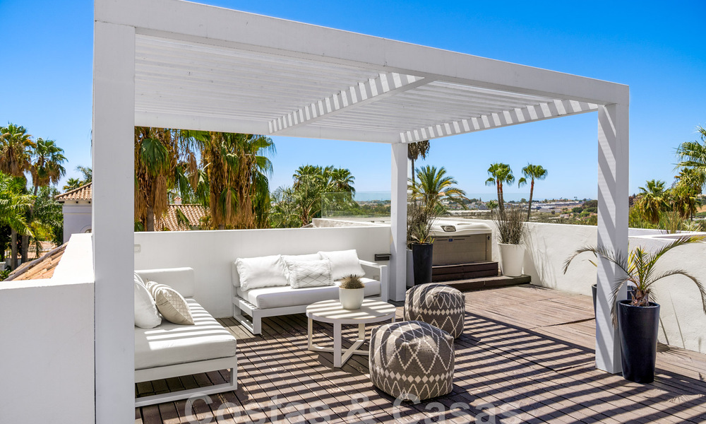 Villa mediterránea de lujo en venta en el corazón del valle del golf de Nueva Andalucía en Marbella 57518
