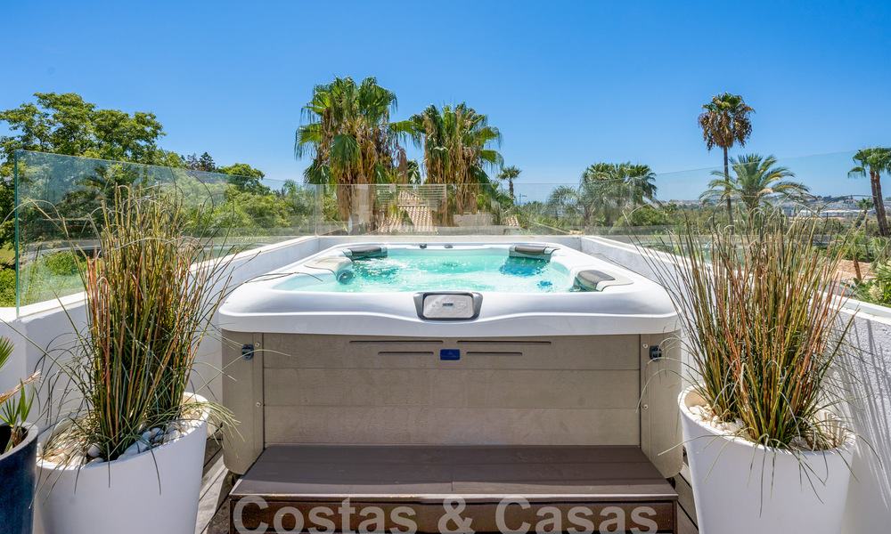 Villa mediterránea de lujo en venta en el corazón del valle del golf de Nueva Andalucía en Marbella 57521