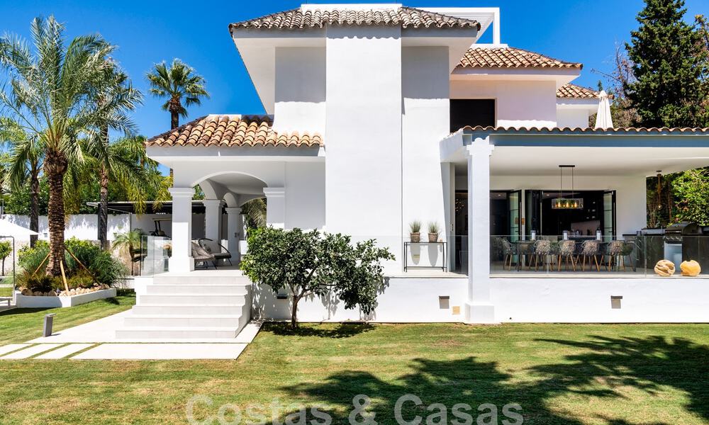 Villa mediterránea de lujo en venta en el corazón del valle del golf de Nueva Andalucía en Marbella 57530