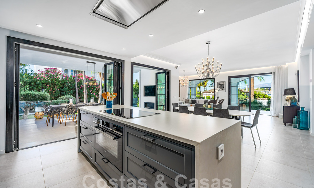 Villa mediterránea de lujo en venta en el corazón del valle del golf de Nueva Andalucía en Marbella 57536