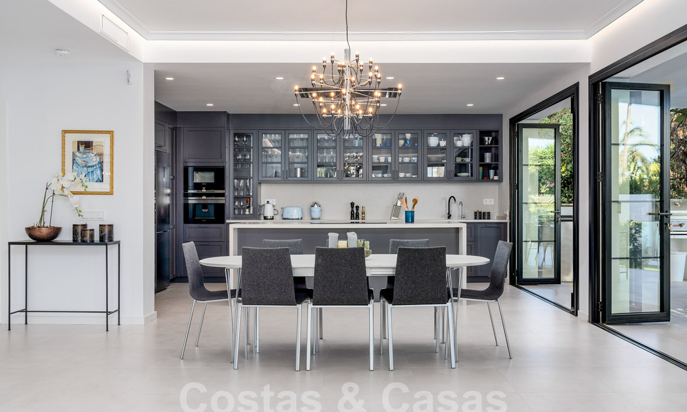 Villa mediterránea de lujo en venta en el corazón del valle del golf de Nueva Andalucía en Marbella 57543