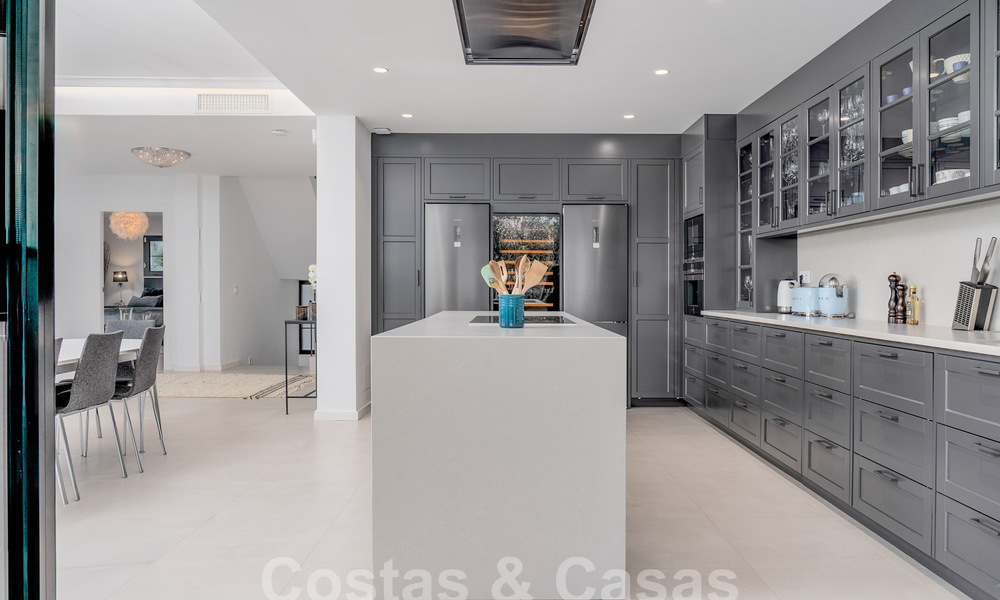 Villa mediterránea de lujo en venta en el corazón del valle del golf de Nueva Andalucía en Marbella 57544