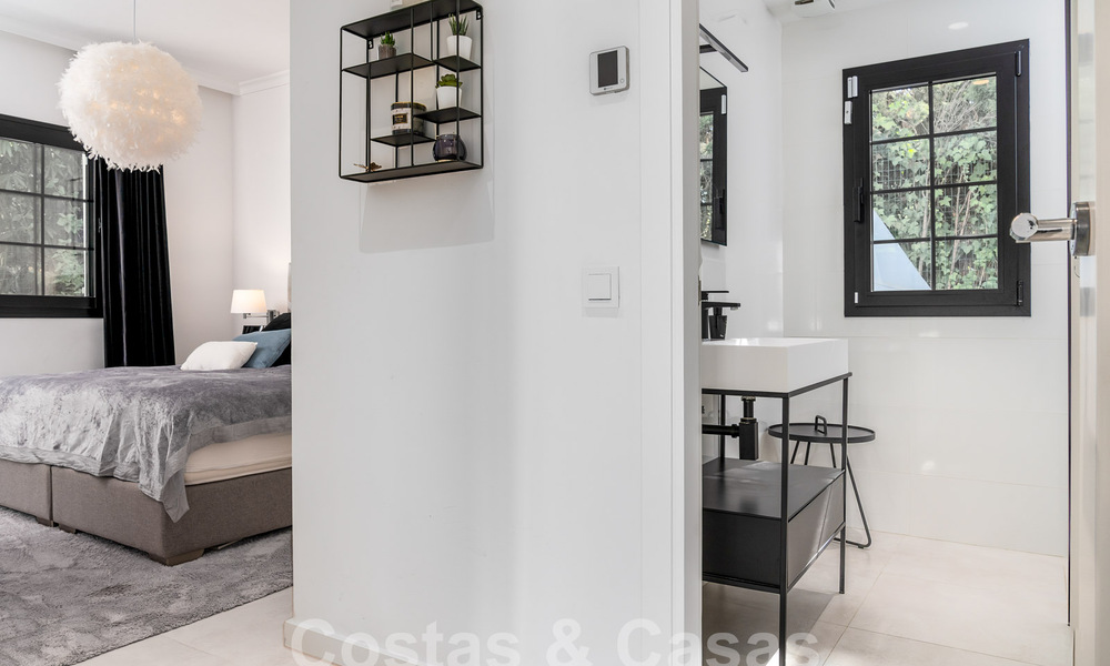 Villa mediterránea de lujo en venta en el corazón del valle del golf de Nueva Andalucía en Marbella 57554