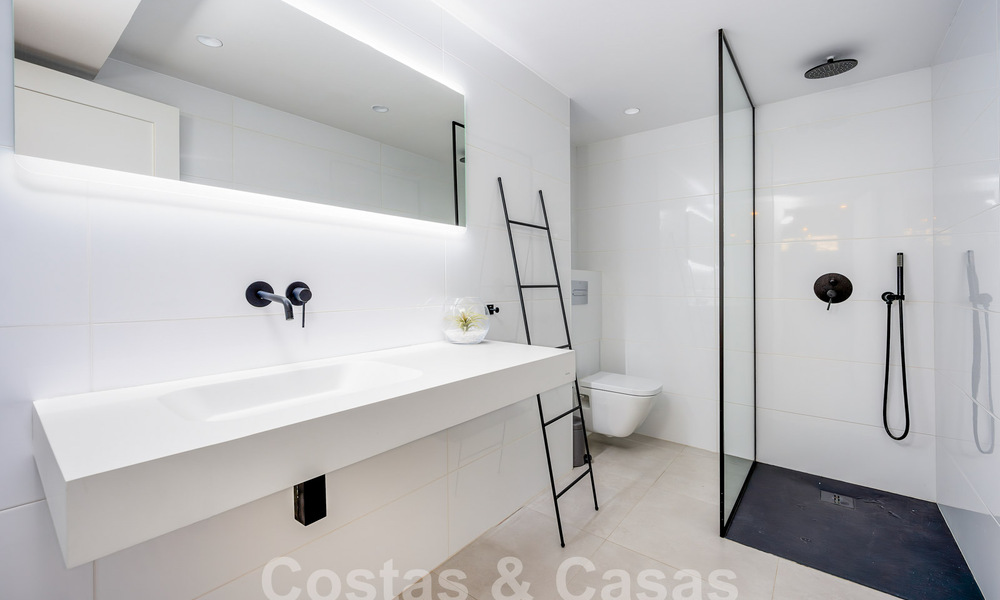 Villa mediterránea de lujo en venta en el corazón del valle del golf de Nueva Andalucía en Marbella 57566