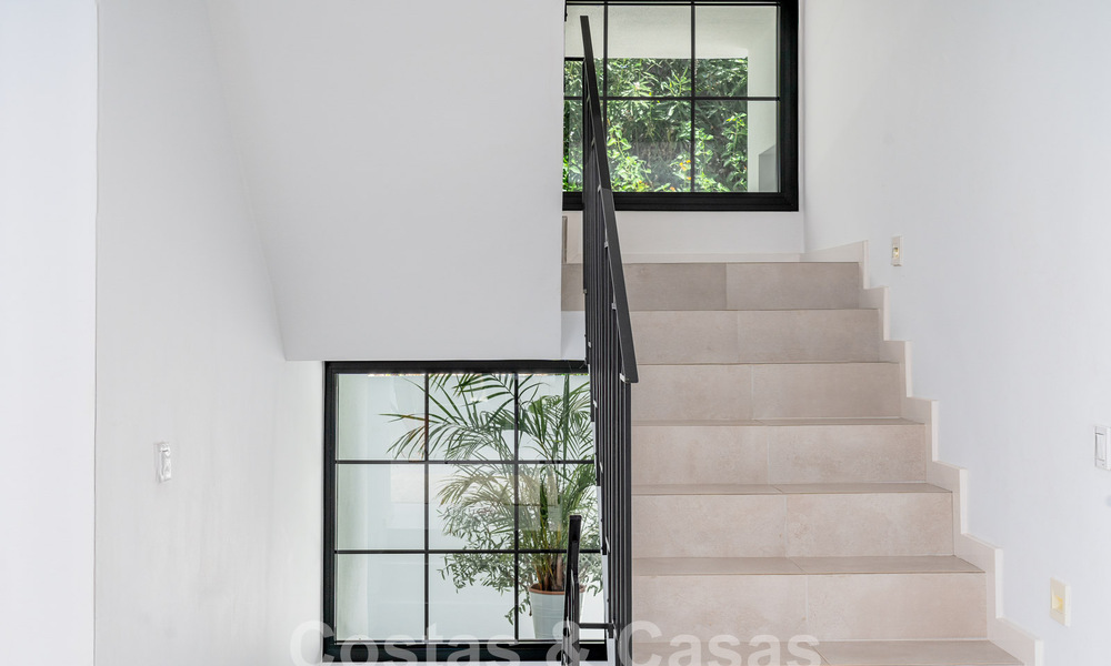 Villa mediterránea de lujo en venta en el corazón del valle del golf de Nueva Andalucía en Marbella 57567