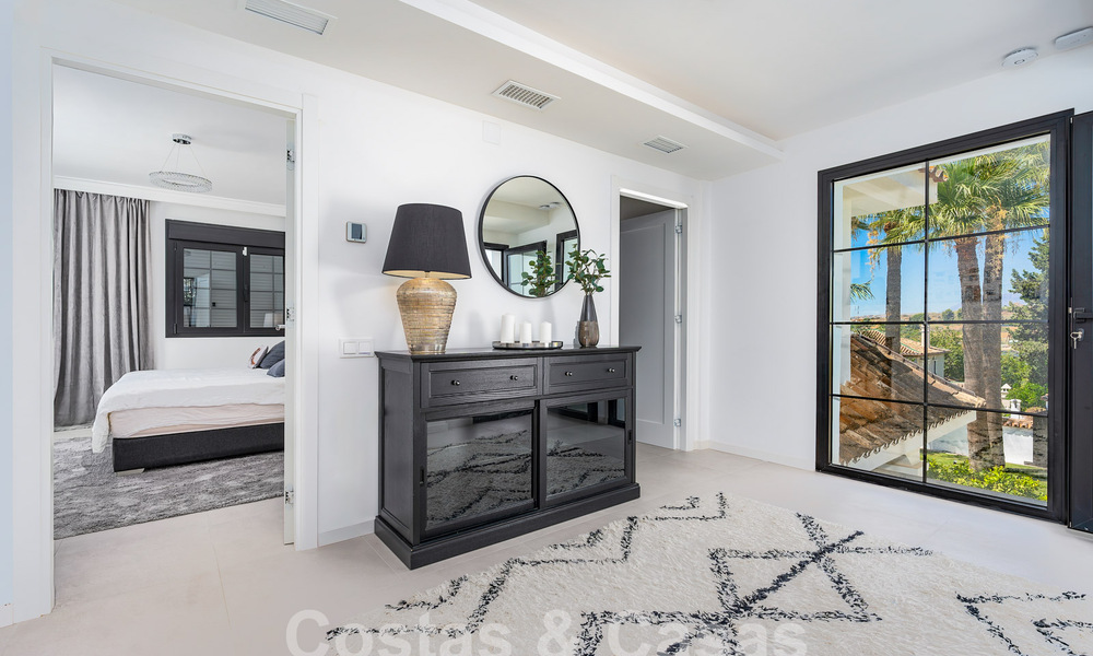 Villa mediterránea de lujo en venta en el corazón del valle del golf de Nueva Andalucía en Marbella 57576