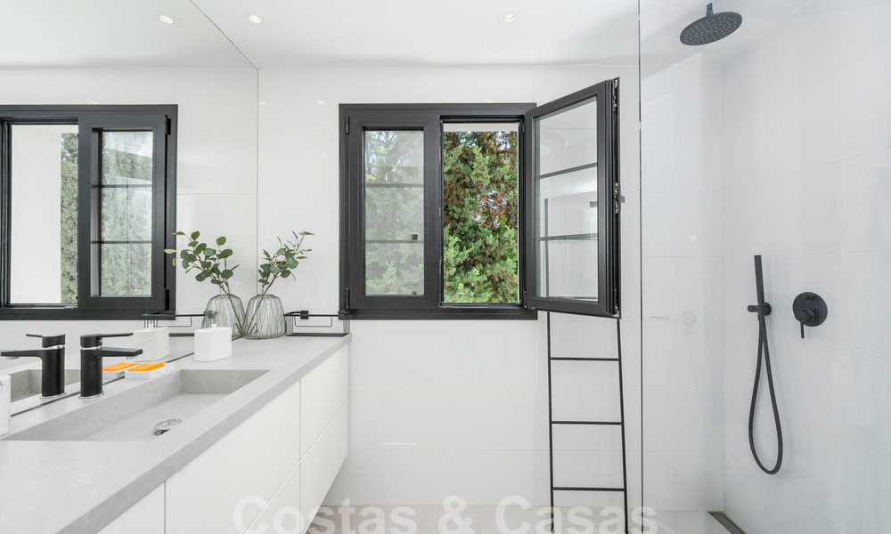 Villa mediterránea de lujo en venta en el corazón del valle del golf de Nueva Andalucía en Marbella 57581