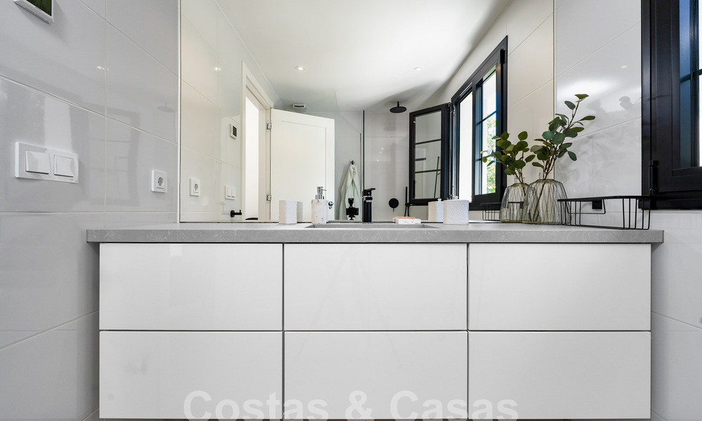 Villa mediterránea de lujo en venta en el corazón del valle del golf de Nueva Andalucía en Marbella 57582