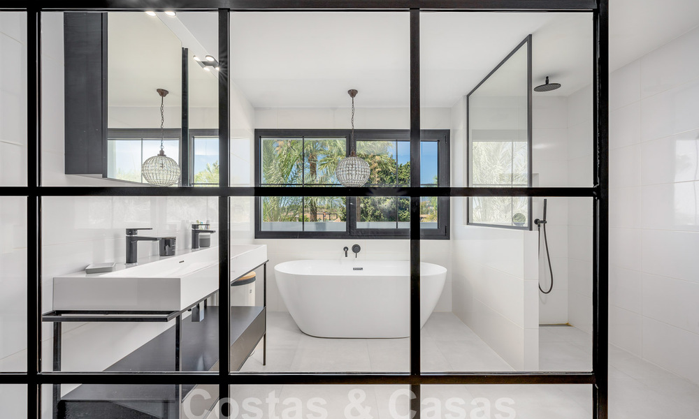 Villa mediterránea de lujo en venta en el corazón del valle del golf de Nueva Andalucía en Marbella 57584