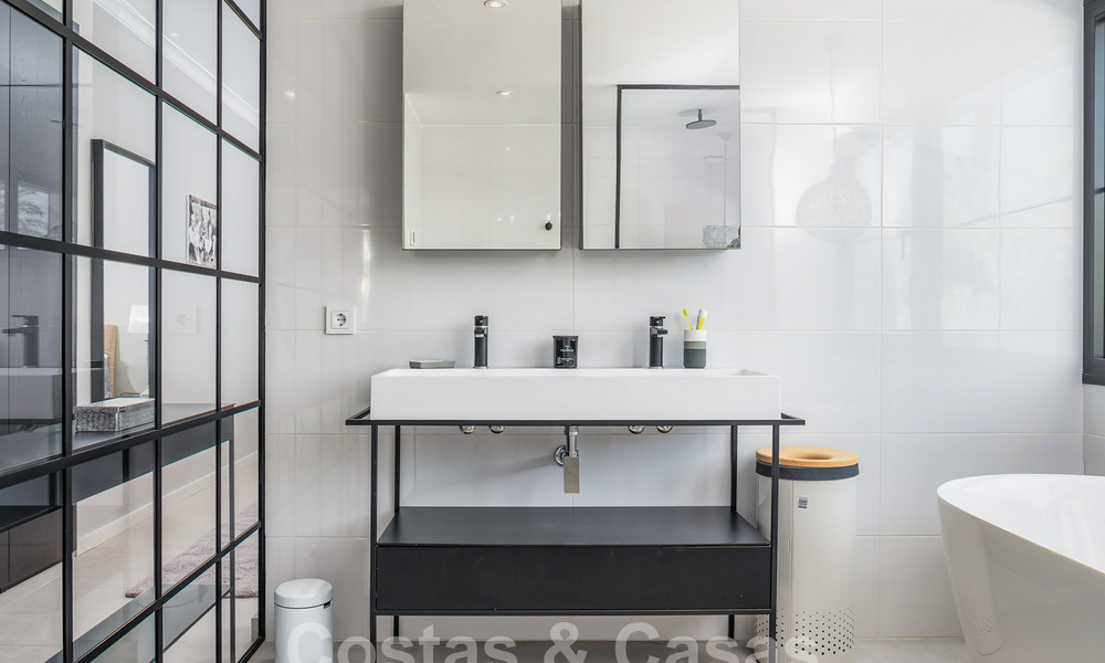 Villa mediterránea de lujo en venta en el corazón del valle del golf de Nueva Andalucía en Marbella 57586