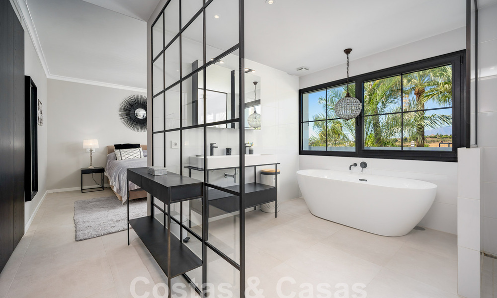 Villa mediterránea de lujo en venta en el corazón del valle del golf de Nueva Andalucía en Marbella 57587