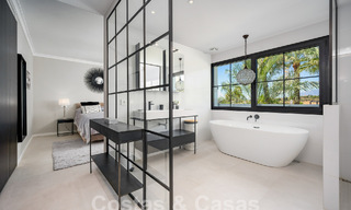 Villa mediterránea de lujo en venta en el corazón del valle del golf de Nueva Andalucía en Marbella 57587 