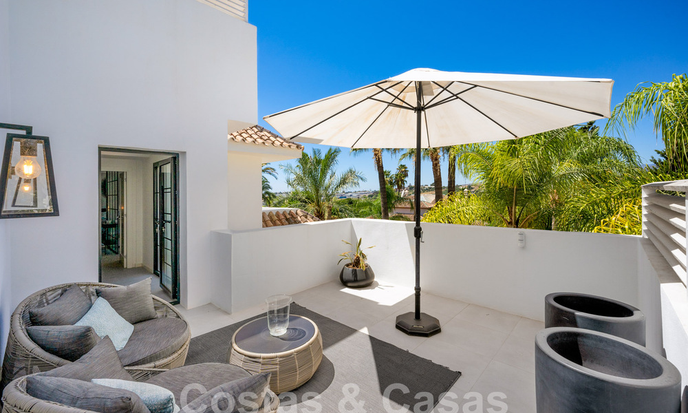 Villa mediterránea de lujo en venta en el corazón del valle del golf de Nueva Andalucía en Marbella 57593