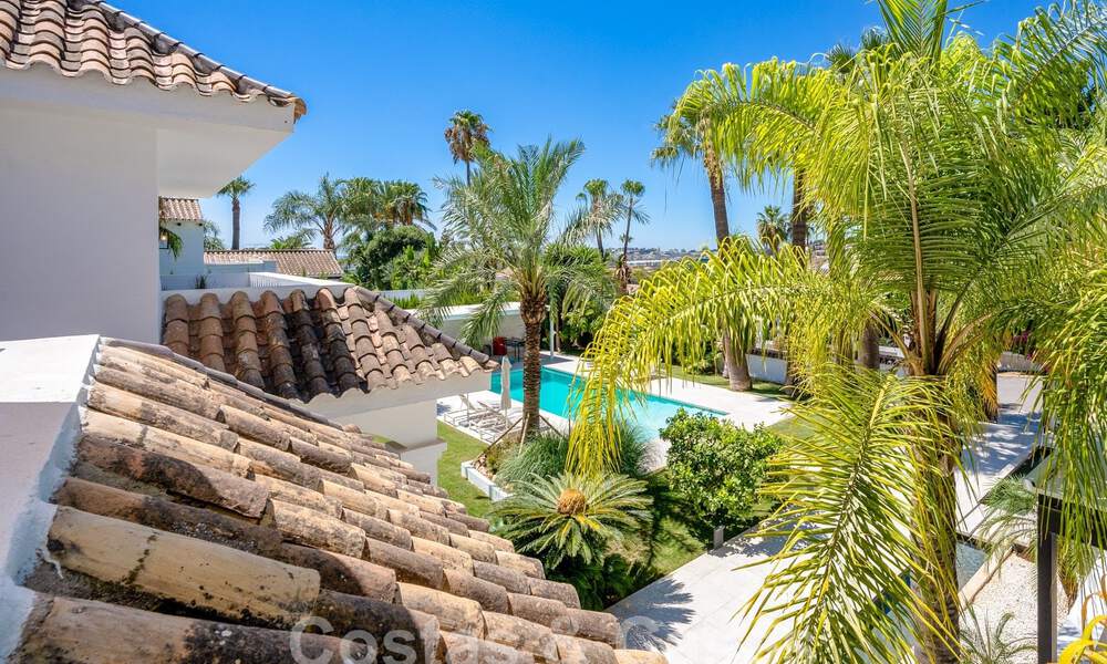 Villa mediterránea de lujo en venta en el corazón del valle del golf de Nueva Andalucía en Marbella 57594