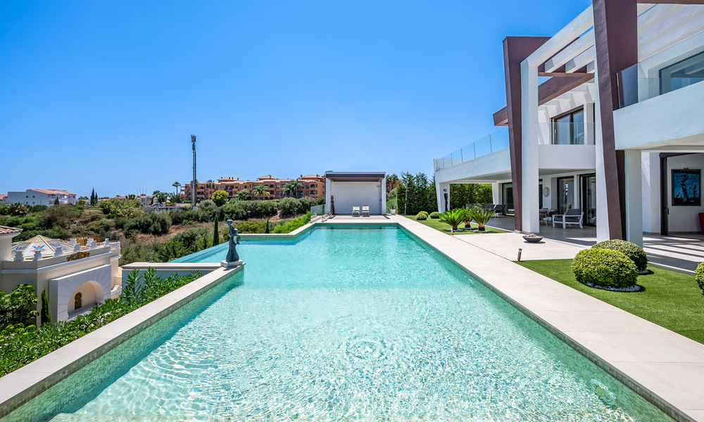 Villa de lujo ultramoderna en venta con vistas al mar en un resort de golf de cinco estrellas en Marbella - Benahavis 57595