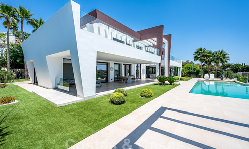 Villa de lujo ultramoderna en venta con vistas al mar en un resort de golf de cinco estrellas en Marbella - Benahavis 57604