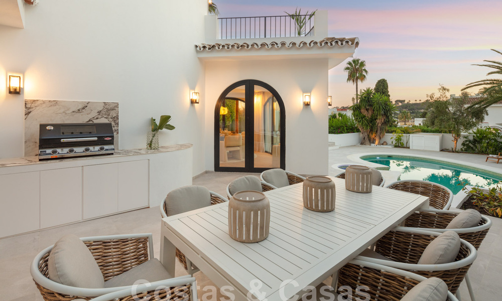 Villa de lujo con carácter en un estilo arquitectónico único en venta en el corazón del valle del golf en Nueva Andalucía, Marbella 57619