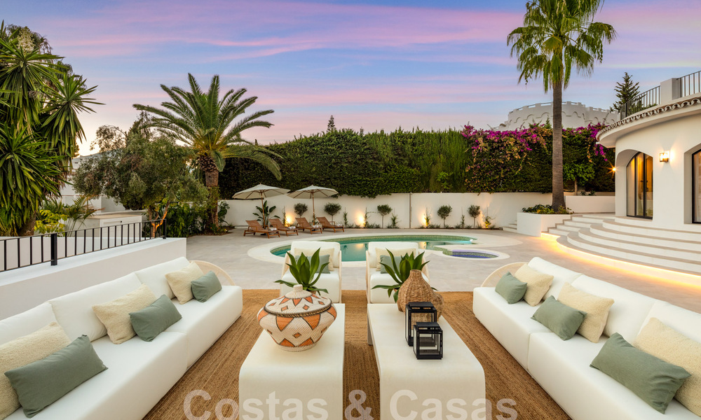 Villa de lujo con carácter en un estilo arquitectónico único en venta en el corazón del valle del golf en Nueva Andalucía, Marbella 57620