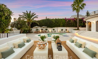 Villa de lujo con carácter en un estilo arquitectónico único en venta en el corazón del valle del golf en Nueva Andalucía, Marbella 57620 