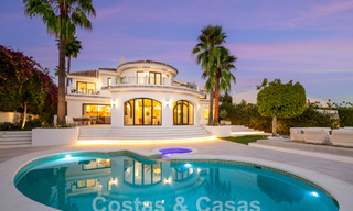 Villa de lujo con carácter en un estilo arquitectónico único en venta en el corazón del valle del golf en Nueva Andalucía, Marbella 57622 