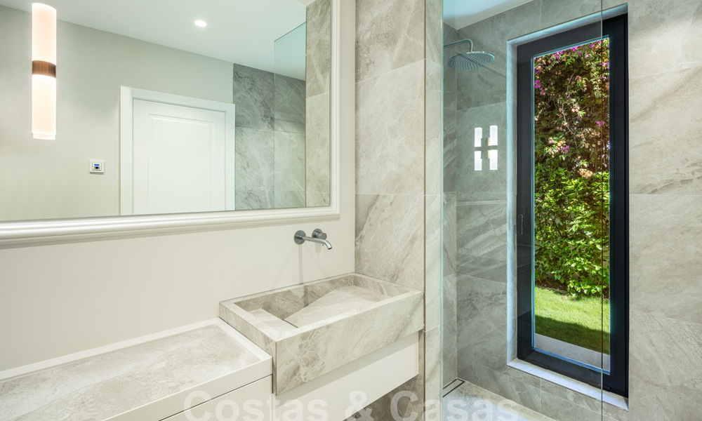 Villa de lujo con carácter en un estilo arquitectónico único en venta en el corazón del valle del golf en Nueva Andalucía, Marbella 57629