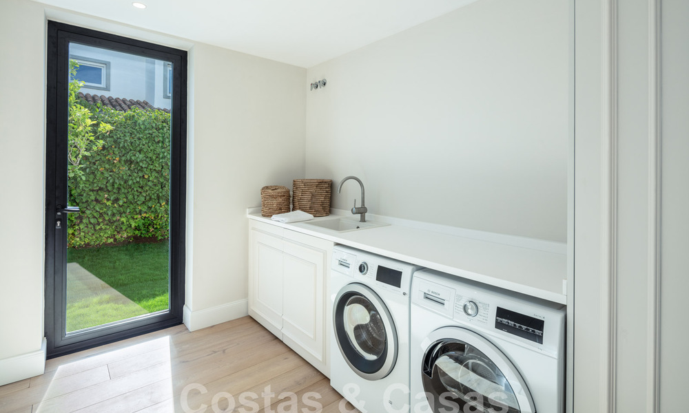 Villa de lujo con carácter en un estilo arquitectónico único en venta en el corazón del valle del golf en Nueva Andalucía, Marbella 57630