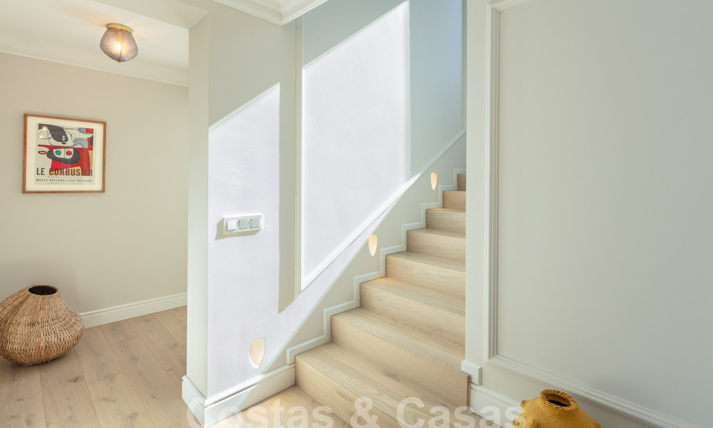 Villa de lujo con carácter en un estilo arquitectónico único en venta en el corazón del valle del golf en Nueva Andalucía, Marbella 57631