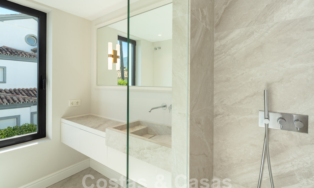 Villa de lujo con carácter en un estilo arquitectónico único en venta en el corazón del valle del golf en Nueva Andalucía, Marbella 57634