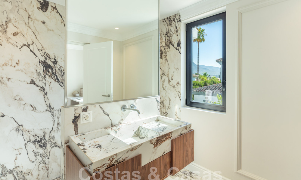 Villa de lujo con carácter en un estilo arquitectónico único en venta en el corazón del valle del golf en Nueva Andalucía, Marbella 57635