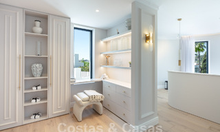 Villa de lujo con carácter en un estilo arquitectónico único en venta en el corazón del valle del golf en Nueva Andalucía, Marbella 57643 