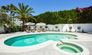 Villa de lujo con carácter en un estilo arquitectónico único en venta en el corazón del valle del golf en Nueva Andalucía, Marbella 57650 