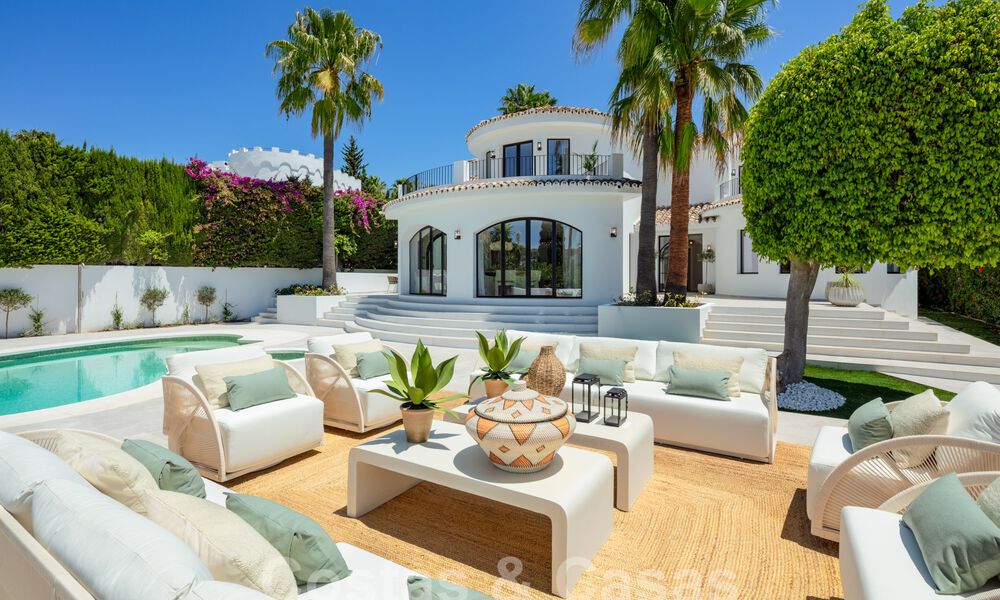 Villa de lujo con carácter en un estilo arquitectónico único en venta en el corazón del valle del golf en Nueva Andalucía, Marbella 57651