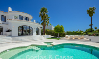 Villa de lujo con carácter en un estilo arquitectónico único en venta en el corazón del valle del golf en Nueva Andalucía, Marbella 57667 