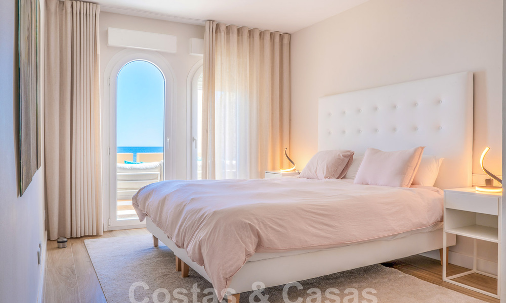 Fantástico apartamento en venta en primera línea de playa con vistas frontales al mar a pocos minutos del centro de Estepona 57049