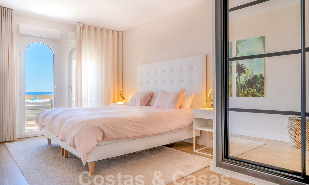 Fantástico apartamento en venta en primera línea de playa con vistas frontales al mar a pocos minutos del centro de Estepona 57050