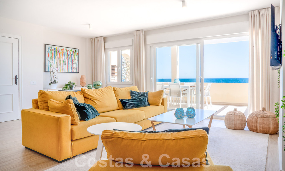 Fantástico apartamento en venta en primera línea de playa con vistas frontales al mar a pocos minutos del centro de Estepona 57051