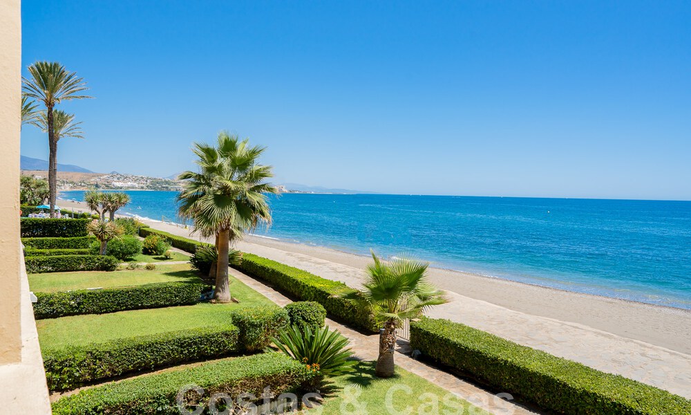 Fantástico apartamento en venta en primera línea de playa con vistas frontales al mar a pocos minutos del centro de Estepona 57058