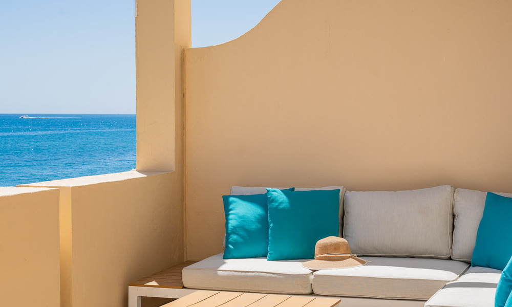 Fantástico apartamento en venta en primera línea de playa con vistas frontales al mar a pocos minutos del centro de Estepona 57059