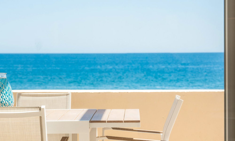 Fantástico apartamento en venta en primera línea de playa con vistas frontales al mar a pocos minutos del centro de Estepona 57064