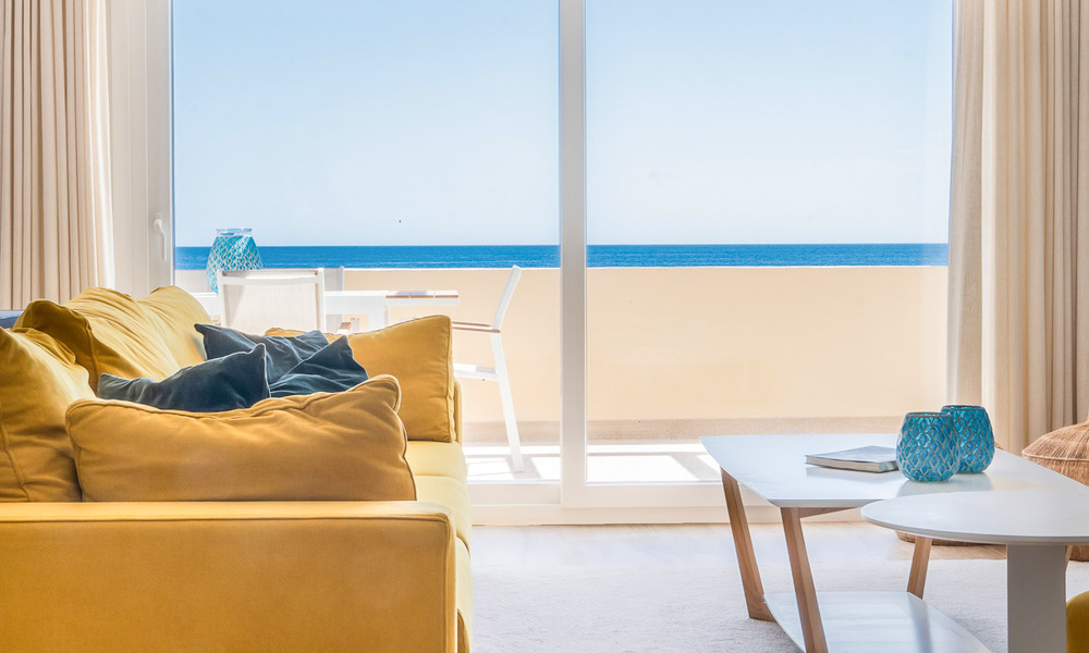 Fantástico apartamento en venta en primera línea de playa con vistas frontales al mar a pocos minutos del centro de Estepona 57072