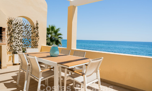 Fantástico apartamento en venta en primera línea de playa con vistas frontales al mar a pocos minutos del centro de Estepona 57073