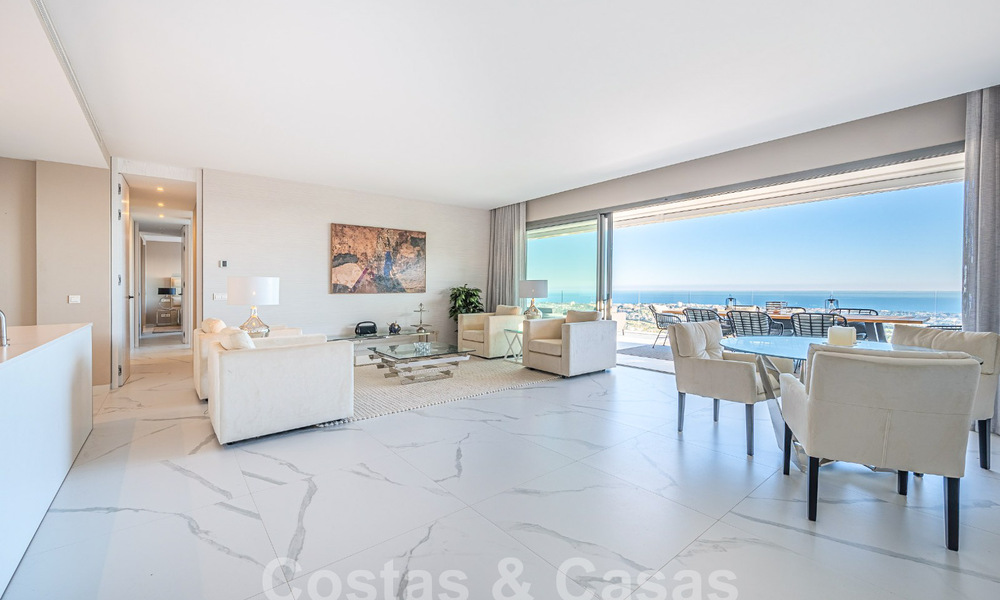 Apartamento boutique en venta con vistas panorámicas al mar, en complejo cerrado en las colinas de Marbella - Benahavis 57739