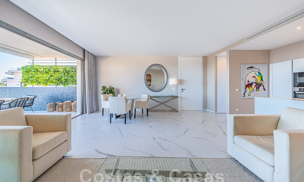 Apartamento boutique en venta con vistas panorámicas al mar, en complejo cerrado en las colinas de Marbella - Benahavis 57754
