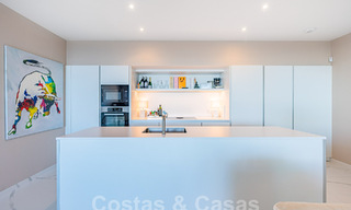 Apartamento boutique en venta con vistas panorámicas al mar, en complejo cerrado en las colinas de Marbella - Benahavis 57755 