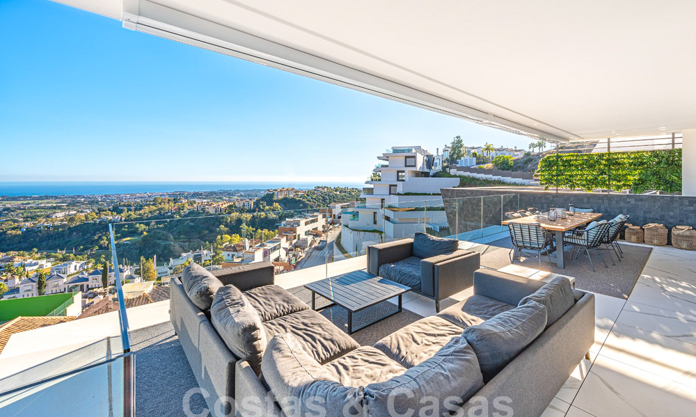 Apartamento boutique en venta con vistas panorámicas al mar, en complejo cerrado en las colinas de Marbella - Benahavis 57756