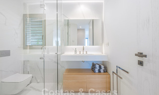 Apartamento boutique en venta con vistas panorámicas al mar, en complejo cerrado en las colinas de Marbella - Benahavis 57762 