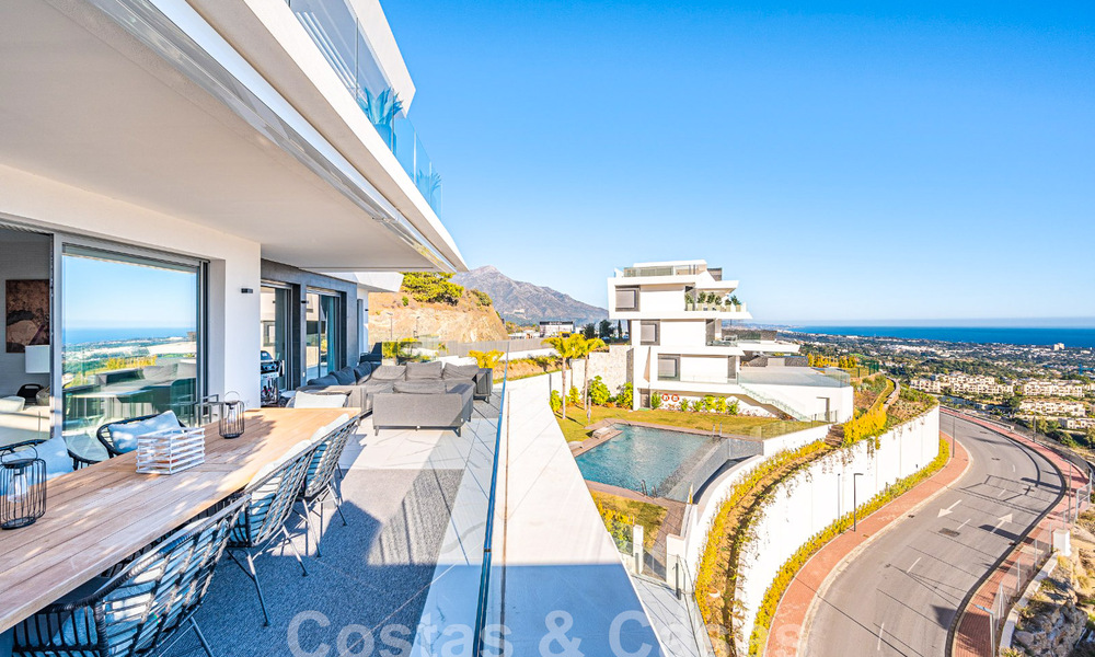 Apartamento boutique en venta con vistas panorámicas al mar, en complejo cerrado en las colinas de Marbella - Benahavis 57773